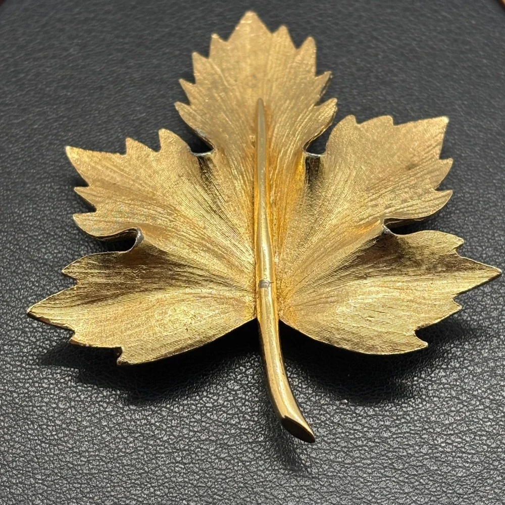 Boucher Maple Leaf Brooch Women Gold Tone Textured Vintage Signed 2080 Pin